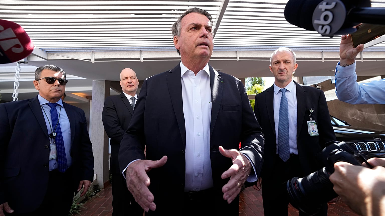 Jair Bolsonaro sajtótájékoztatót tart a házkutatás után
