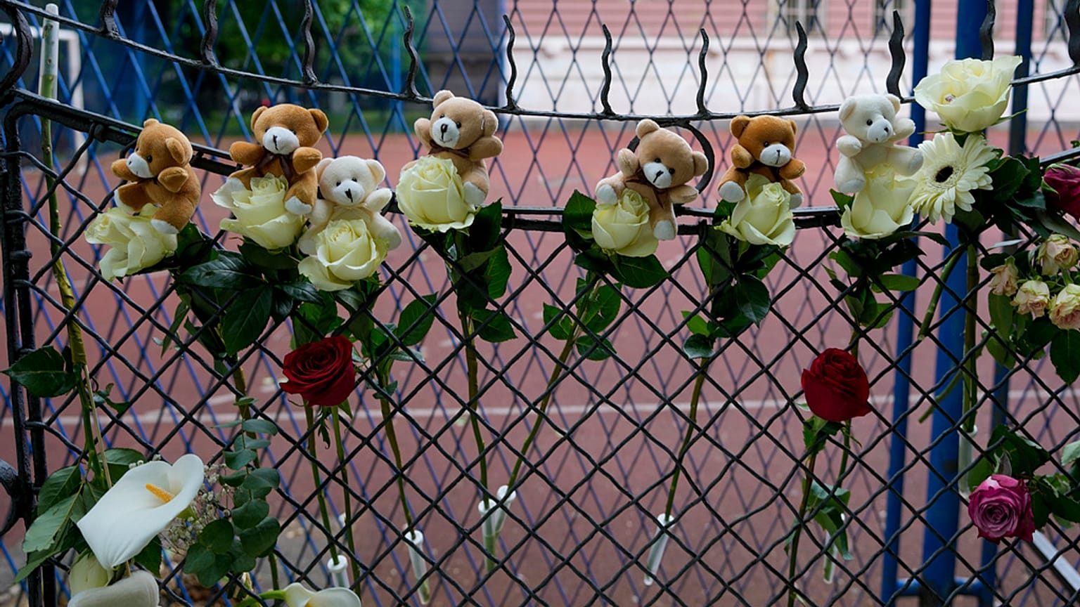 Flores e brinquedos depositados junto à escola Vladislav Ribnikar, em Belgrado, Sérvia