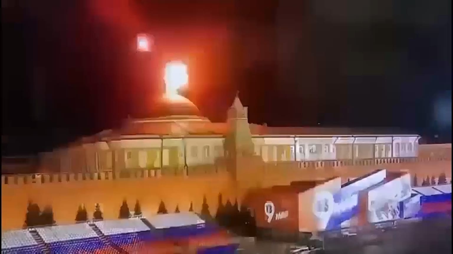 لحظة انفجار إحدى المسيرتين فوق قبة مجلس الشيوخ بالكرملين 
