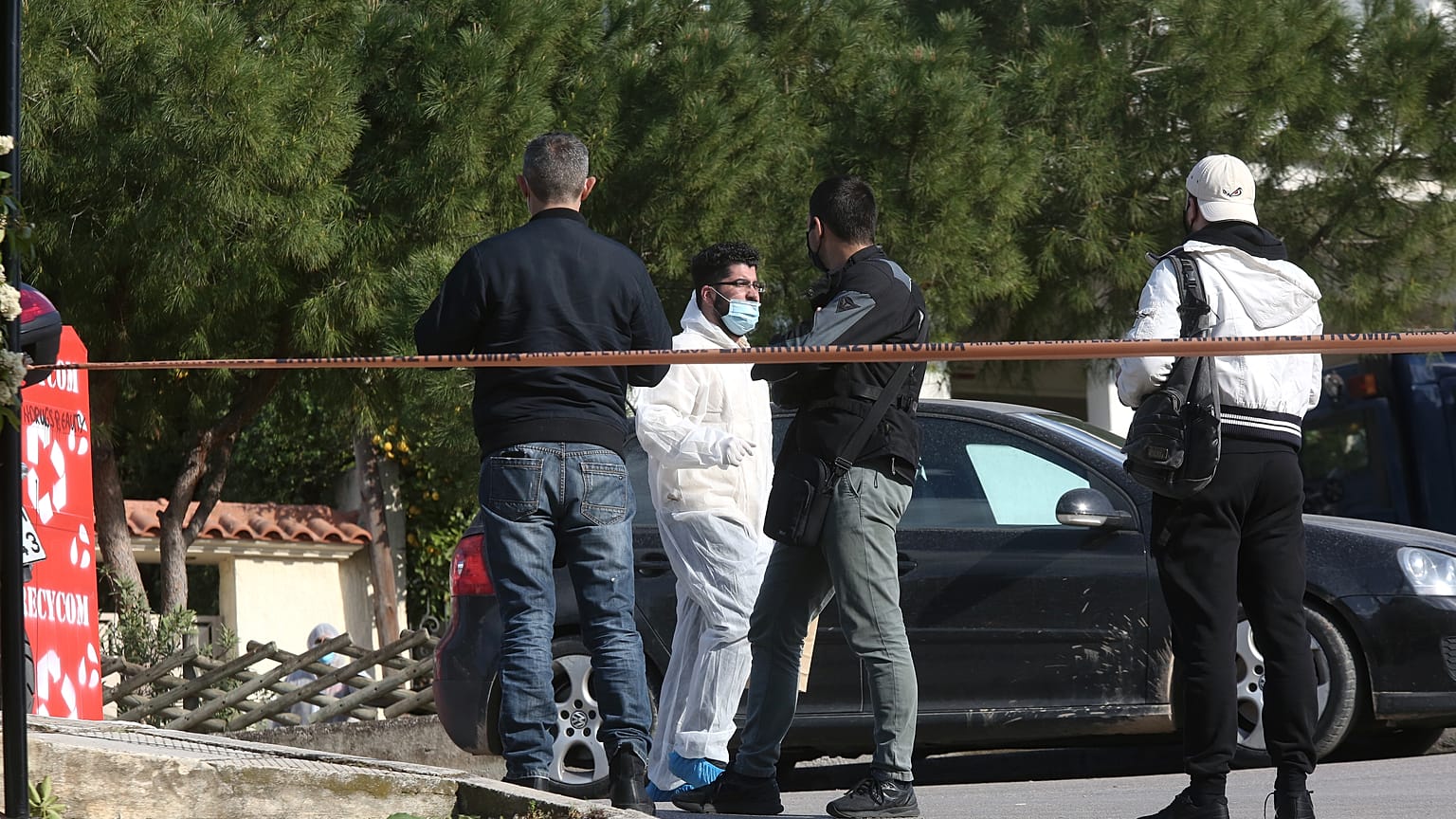 Αστυνομικοί ερευνούν για στοιχεία την περιοχή έξω από το σπίτι του δημοσιογράφου Γιώργου Καραϊβάζ στον Άλιμο
