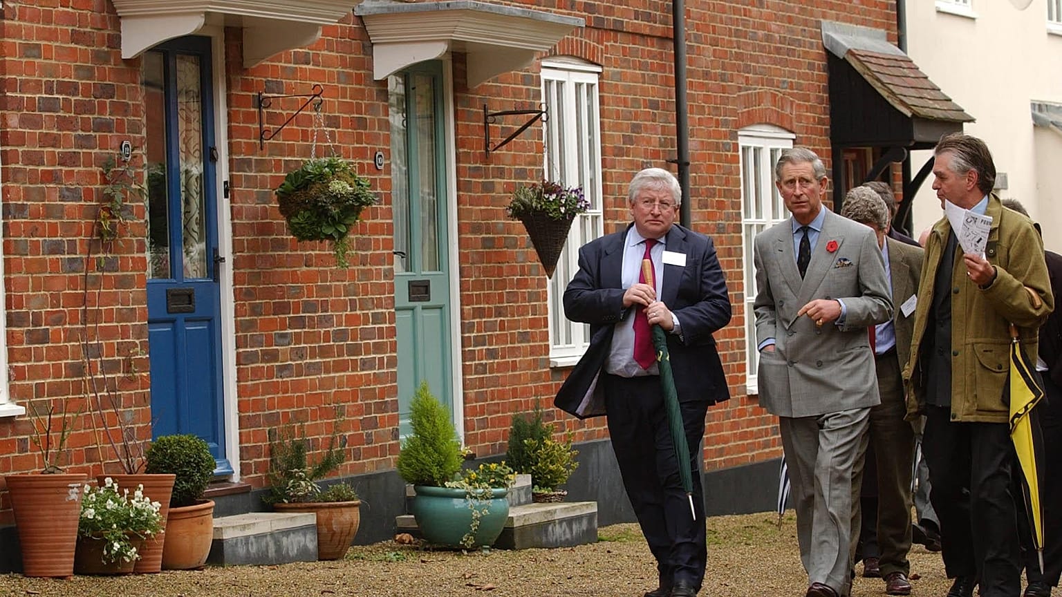 Károly herceg (balról a második) Poundburyben egy ingatlanfejlesztőkkel tett sétán 2004. november 8-án