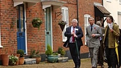 Károly herceg (balról a második) Poundburyben egy ingatlanfejlesztőkkel tett sétán 2004. november 8-án