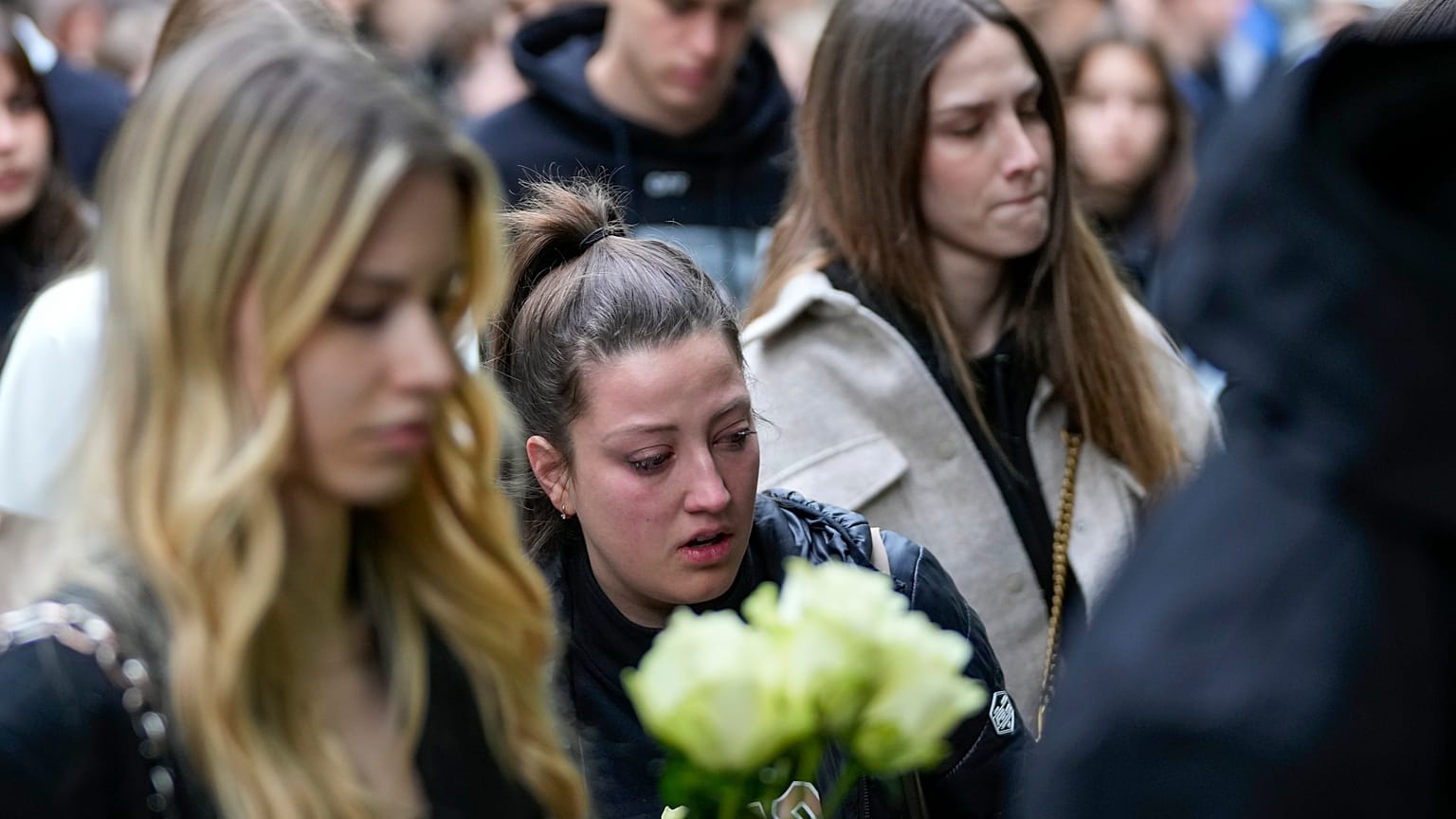 الناس يقدمون الزهور تكريما لضحايا حادث إطلاق نار أمام مدرسة فلاديمير ريبنيكار في بلغراد. 2023/05/04