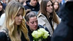 الناس يقدمون الزهور تكريما لضحايا حادث إطلاق نار أمام مدرسة فلاديمير ريبنيكار في بلغراد. 2023/05/04
