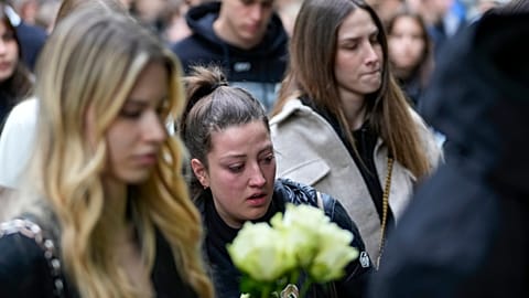 الناس يقدمون الزهور تكريما لضحايا حادث إطلاق نار أمام مدرسة فلاديمير ريبنيكار في بلغراد. 2023/05/04