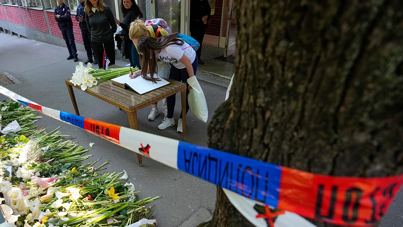 Belgrad: Eintragung in ein Kondolenzbuch nach dem Amoklauf