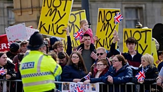 Des manifestants devant la Bibliothèque centrale de Liverpool, à l'occasion de la visite de Charles le 26 avril 2023.