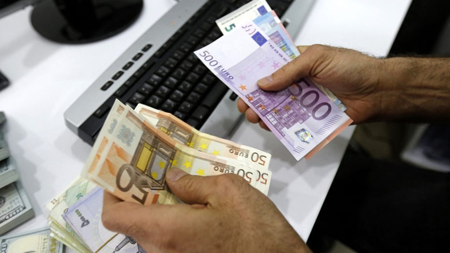 Varios bileltes de euro de distinto valor, después de que el BCE anunciasen la subida de sus tipos de interes un cuarto de punto hasta el 3,75 %