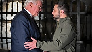 الرئيس الألماني فرانك فالتر شتاينماير ونظيره الأوكراني فولوديمير زيلينسكي يتصافحان خلال اجتماعهما في كييف، أوكرانيا. 2022/10/25