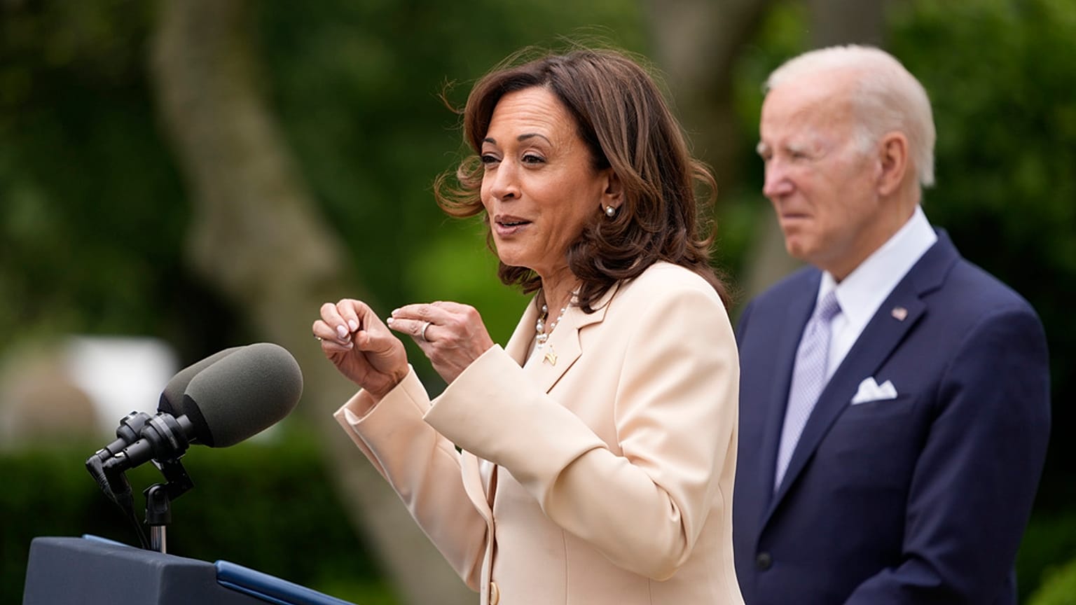 Kamala Harris és Joe Biden a Fehér Ház Rózsakertjében