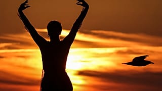 راقصة تغني عشية اليوم العالمي للمرأة ميناء الصويرة على الساحل الأطلسي المغربي في 7 مارس/ آذار 2023