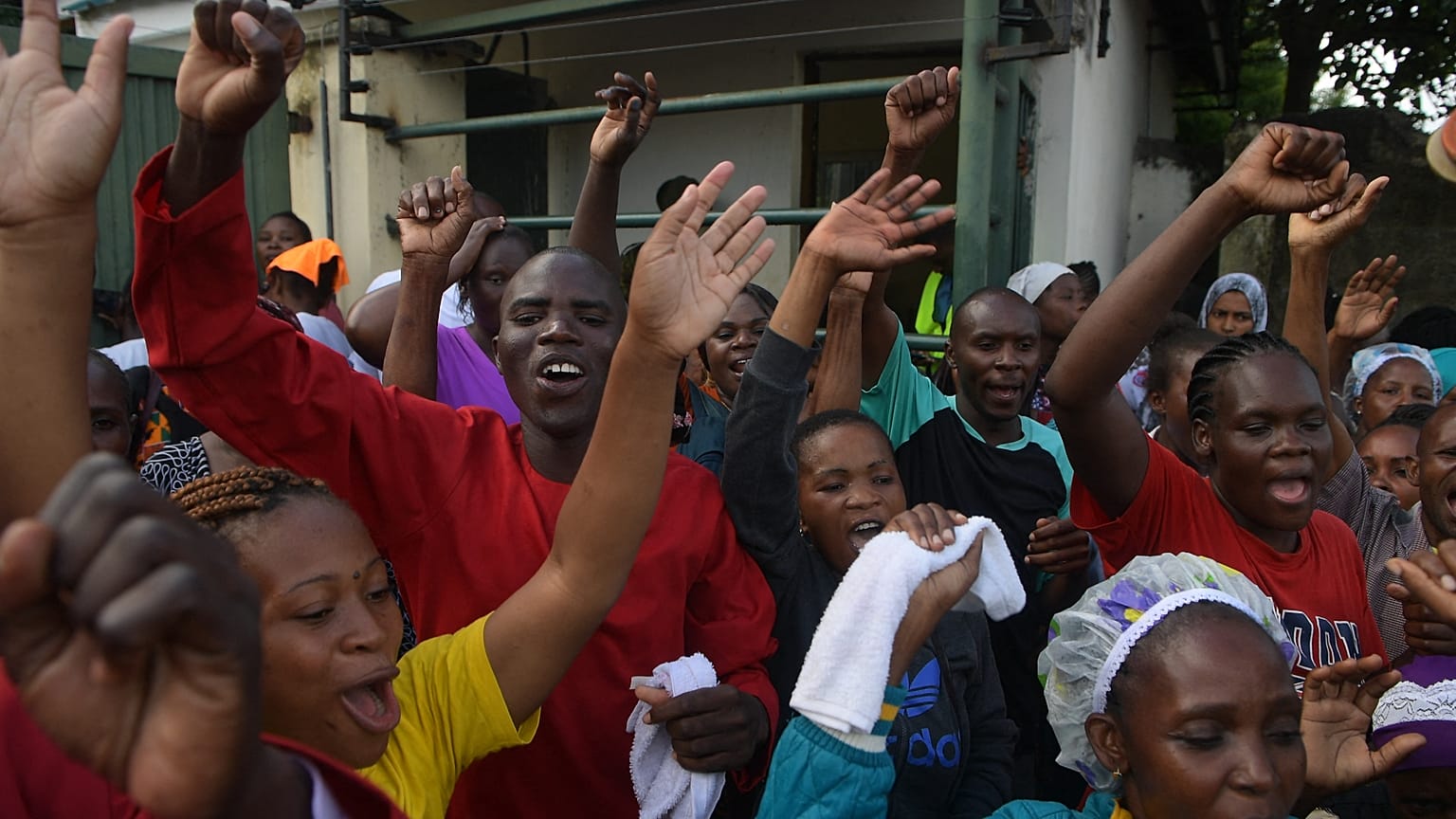 أعضاء ومصلون في مركز صلاة الحياة الجديدة والكنيسة يحتفلون بالإفراج بكفالة عن الداعية إيزكييل أوديرو.