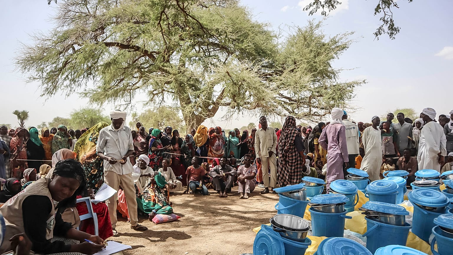 سودانيون يتلقون المساعدات في منطقة تانديلتي بعد عبورهم الحدود إلى تشاد
