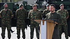 Selenskyj spricht im niederländischen Soesterberg auf einem Luftwaffenstützpunkt.