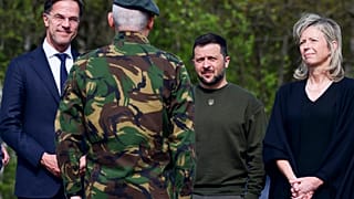 Zelenszkij a holland miniszterelnök társaságában a Sosterberg légibázison