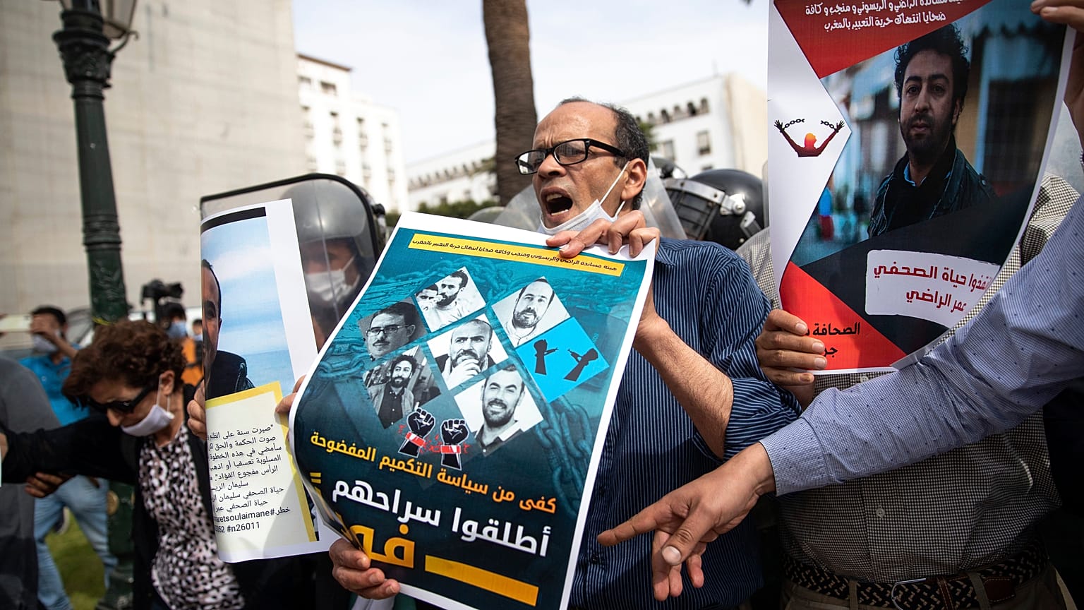 وقفة احتجاجية في العاصمة المغربية الرباط في مايو & أيار 2021 للمطالبة بالإفراج عن صحفيين مغاربة مسجونين، من بينهم سليمان الريسوني وعمر راضي