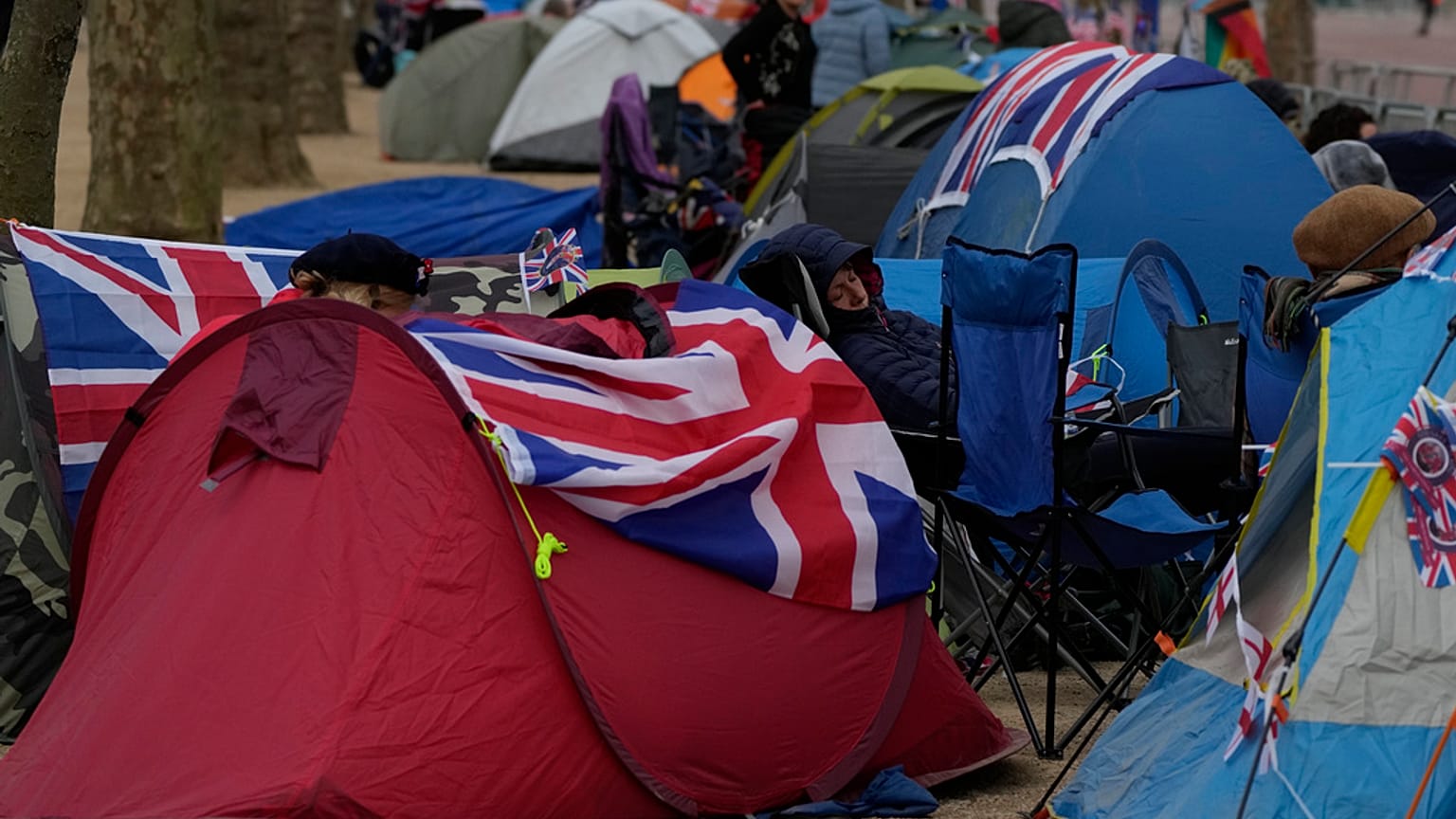 Fans de la Corona británica acampan en The Mall, Londres, el viernes 5 de mayo de 2023