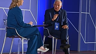 Le chef de la diplomatie européenne, Josep Borrell, (à droite) répond aux questions de Méabh Mc Mahon d'Euronews