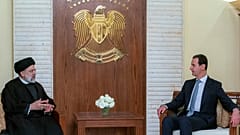 الرئيس السوري بشار الأسد والرئيس الإيراني إبراهيم رئيسي بعد توقيع اتفاقية تعاون في القصر الرئاسي بدمشق، سوريا.