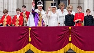 Le roi Charles III et la reine Camilla saluent la foule depuis le balcon du palais de Buckingham après leur cérémonie de couronnement, à Londres, le 6 mai 2023.