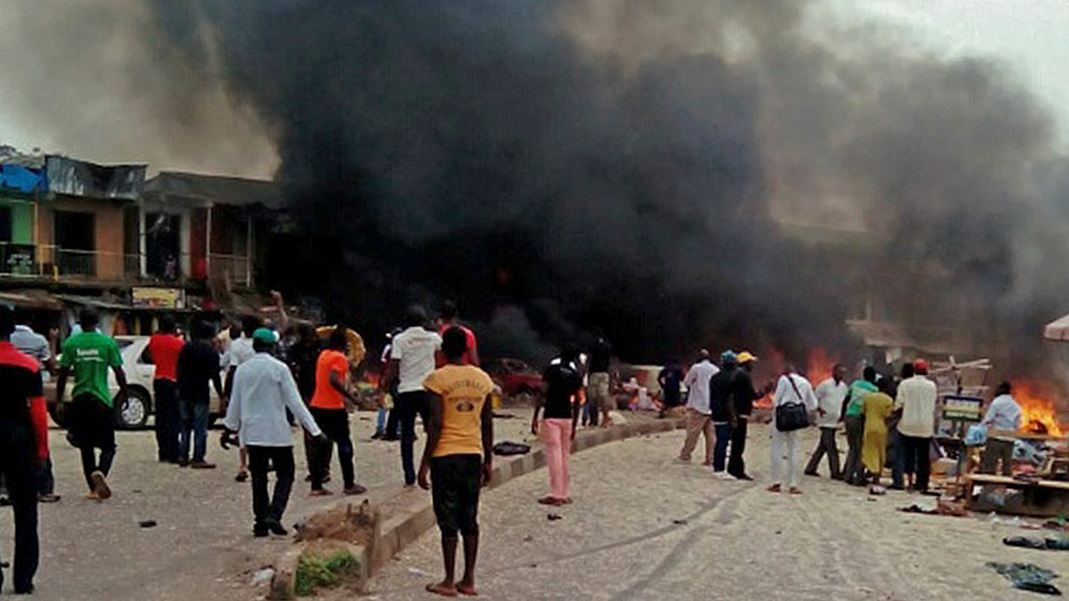 Füst gomolyog a nigériai Mubiban elkövetett pokolgépes merénylet helyszínén 2018.05.01-jén. A Boko Haramot gyanították a merénylet hátterében - képünk illusztráció