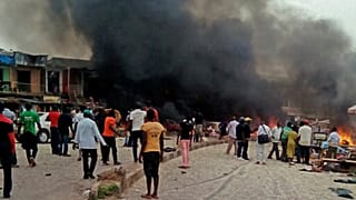 Füst gomolyog a nigériai Mubiban elkövetett pokolgépes merénylet helyszínén 2018.05.01-jén. A Boko Haramot gyanították a merénylet hátterében - képünk illusztráció