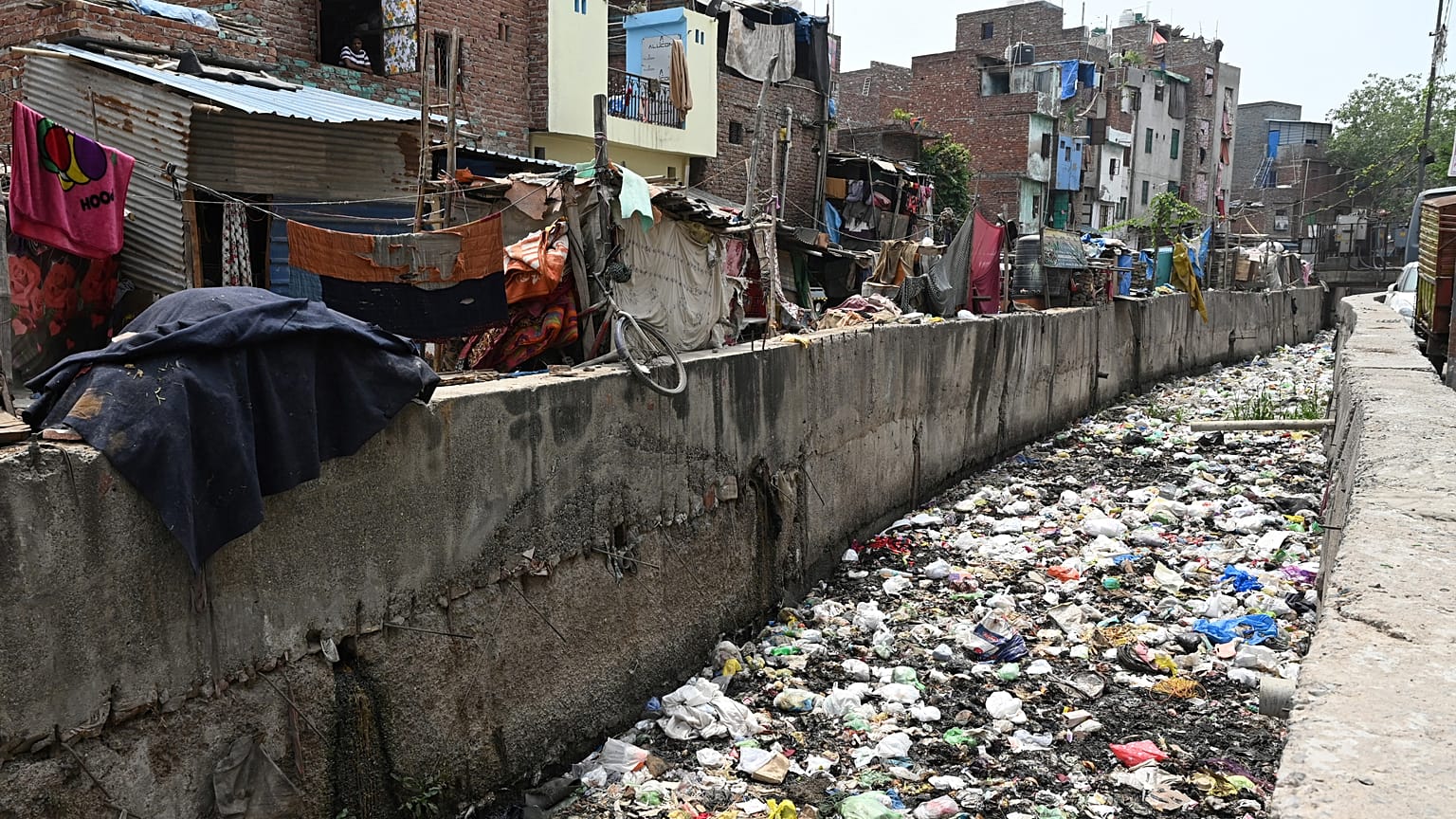 India's populous urban centres choke on sewage and waste