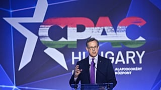 Az újságírónő épp Rick Santorum volt szenátorral interjúzott, amikor kiküldték