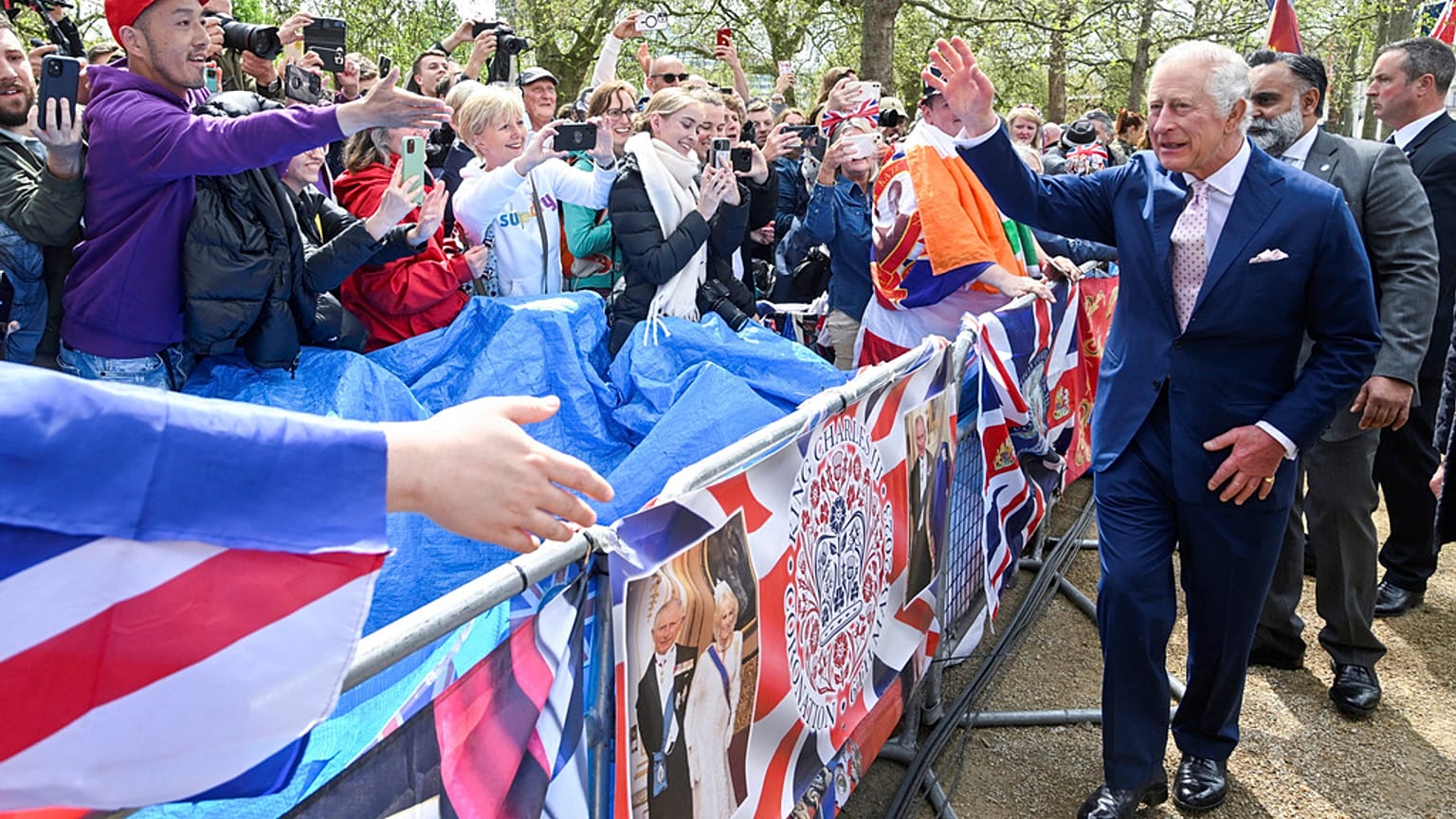 Charles III. mit Fans