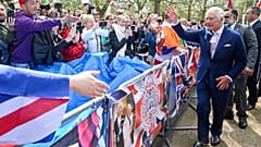 König Charles trifft am Tag vor der Krönung überraschend Fans