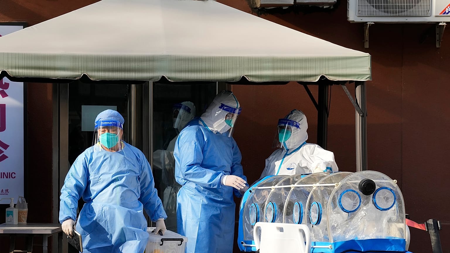 Mitarbeiter eines Pekinger Krankenhauses