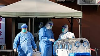 Mitarbeiter eines Pekinger Krankenhauses