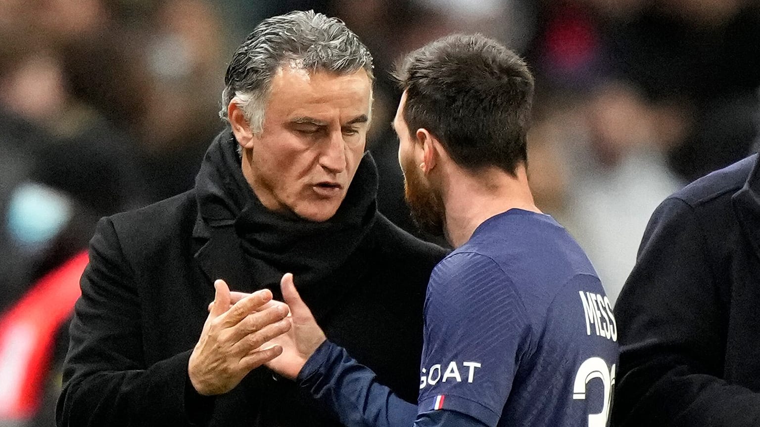 ليونيل ميسي مع مدرب باريس سان جرمان كريستوف غالتييه أثناء مباراة ضمن الدوري الفرنسي في كانون الثاني / يناير 2023