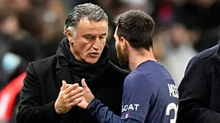 ليونيل ميسي مع مدرب باريس سان جرمان كريستوف غالتييه أثناء مباراة ضمن الدوري الفرنسي في كانون الثاني / يناير 2023