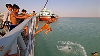 أطفال يسبحون في مياه جزيرة قشم الإيرانية