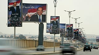 لوحات إعلانية تظهر الرئيس المصري عبد الفتاح السيسي، طريق سريع في القاهرة، مصر.