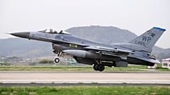 مقاتلة أمريكية من طراز F-16 في قاعدة جوانجو الجوية في كوريا الجنوبية.