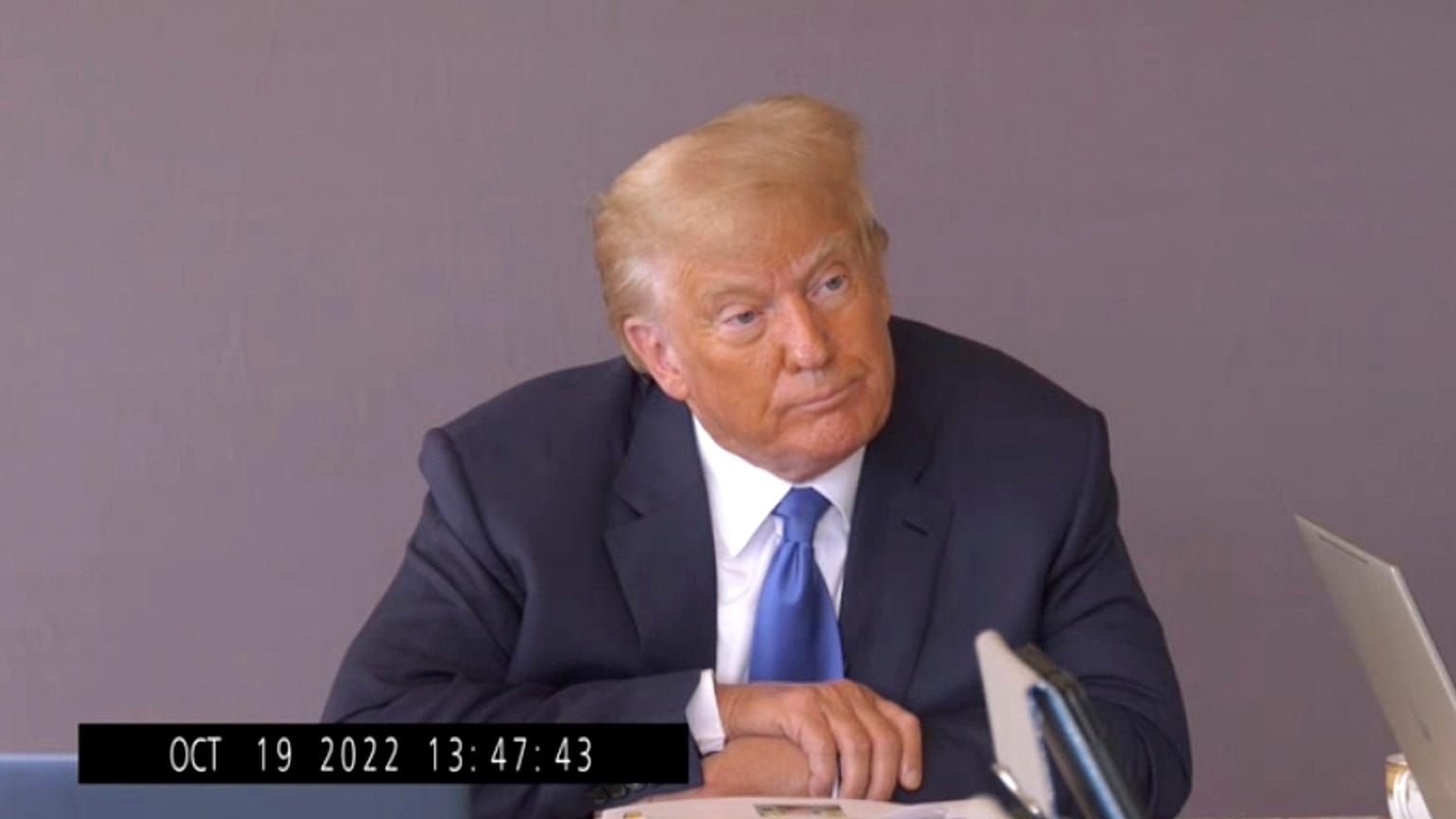 الرئيس الأمريكي السابق دونالد ترامب خلال جلسة المحاكمة في 19 أكتوبر 2022 ضد الصحفية جين كارول.