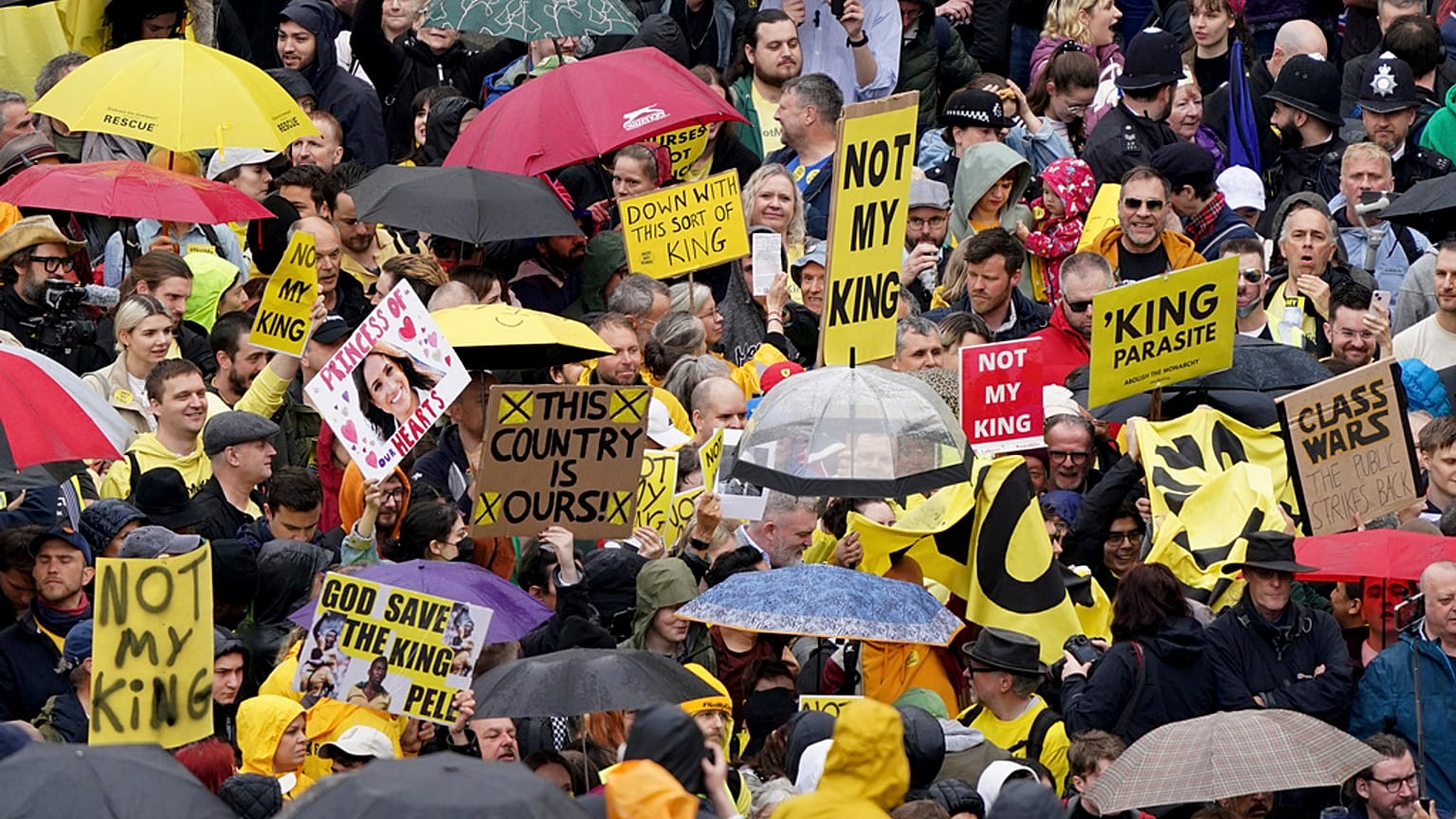 Manifestantes cerca de Trafalgar Square antes de la ceremonia de coronación en Londres, sábado 6 de mayo de 2023