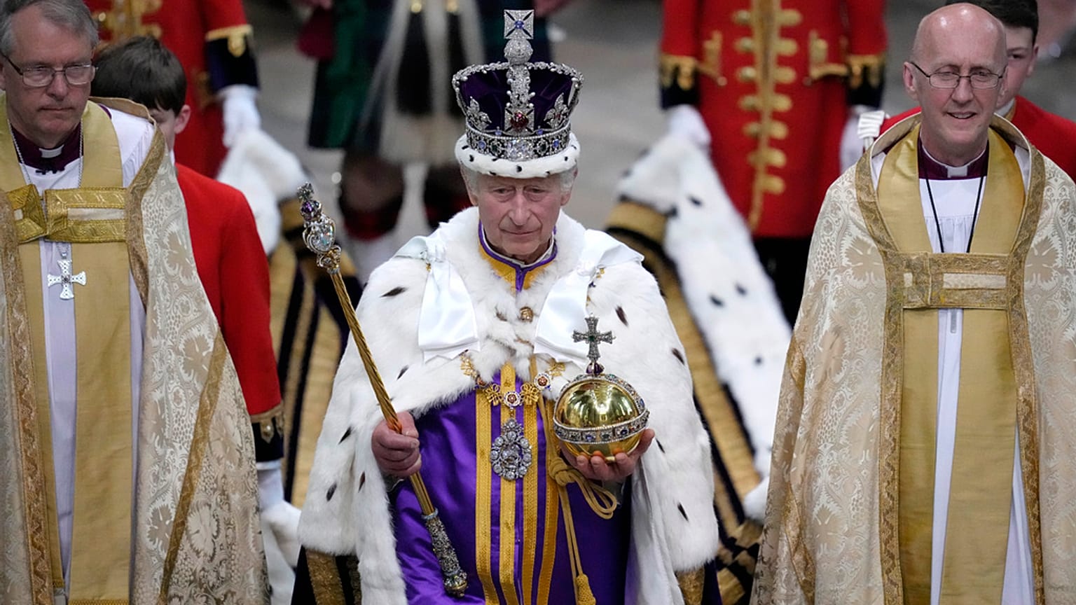 König Charles ist offiziell zum König gekrönt worden