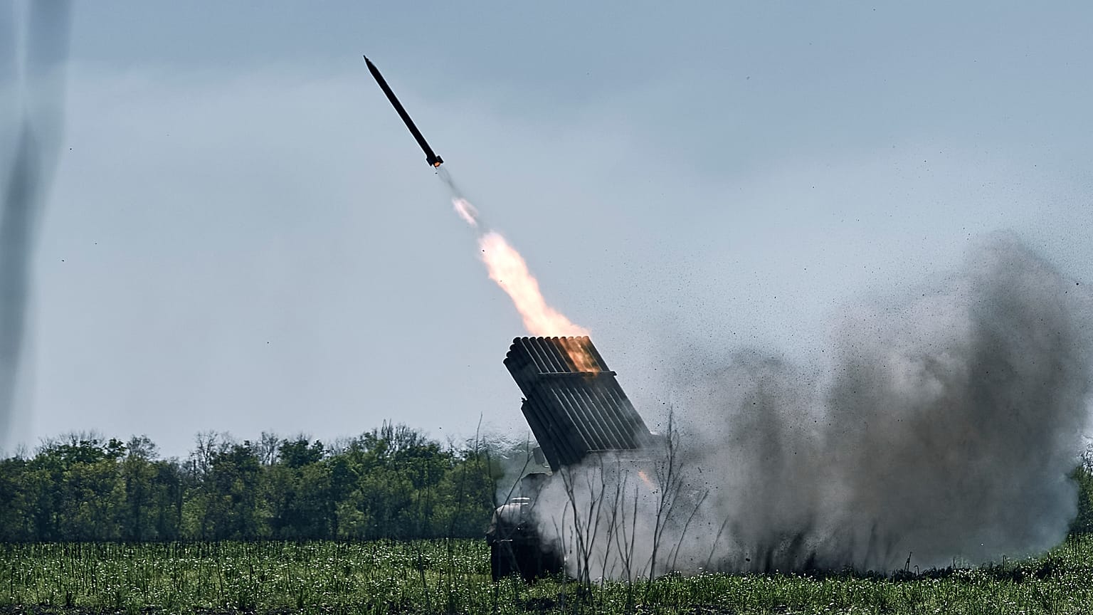 Defesas antiaéreas ucranianas em ação perto de Bakhmut, região de Donetsk