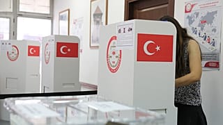 Karadağ'da yurt dışı seçmen kütüğüne kayıtlı seçmenler, 14 Mayıs seçimleri için oy kullandı