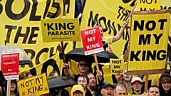 Protesto em Londres antes de Carlos III se tornar rei