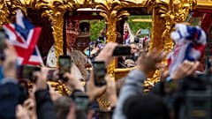 Le roi Charles III et la reine Camilla, lors de la procession de couronnement, à Londres, le 6 mai 2023