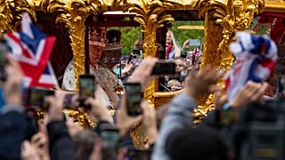 Le roi Charles III et la reine Camilla, lors de la procession de couronnement, à Londres, le 6 mai 2023