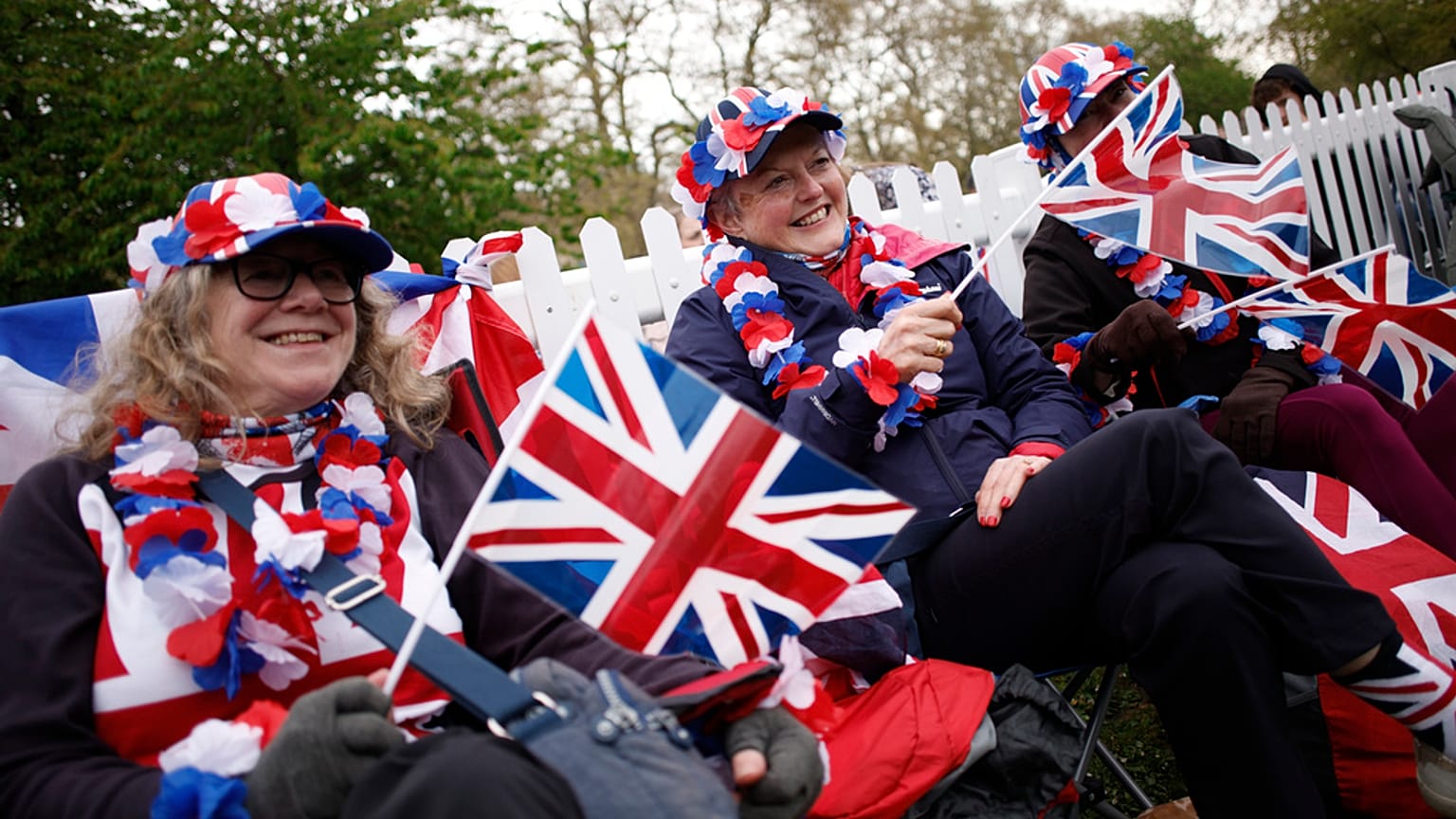 Alguns dos muitos fãs que encheram as ruas de Londres