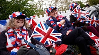 Alguns dos muitos fãs que encheram as ruas de Londres