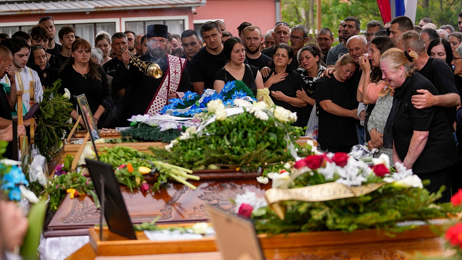 Funeral ortodoxo das cinco vítimas do segundo tiroteio desta semana na Sérvia