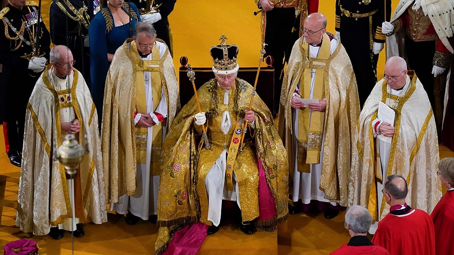 Charles III. während der Krönungsfeierlichkeiten