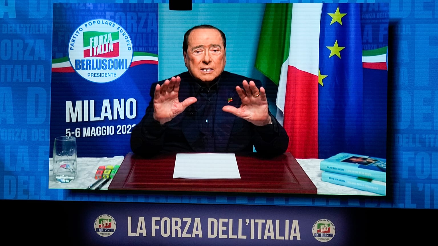 Silvio Berlusconi hält seine Rede in seinem Krankenhauszimmer
